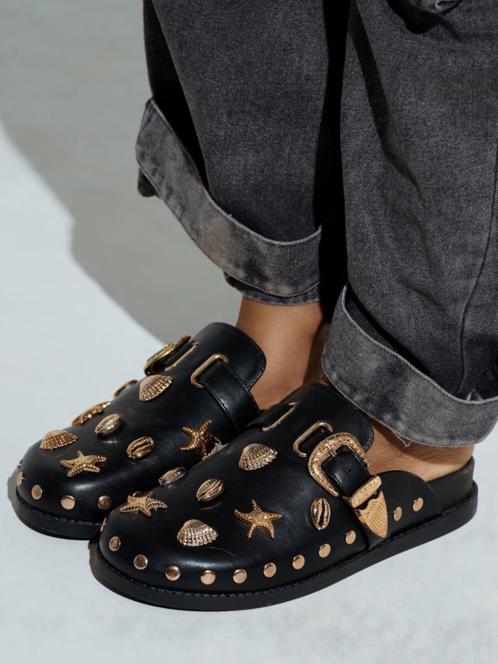 AZALEA WANG BRINY BLACK SEA SHELL EMBELLISHED CLOG size 6